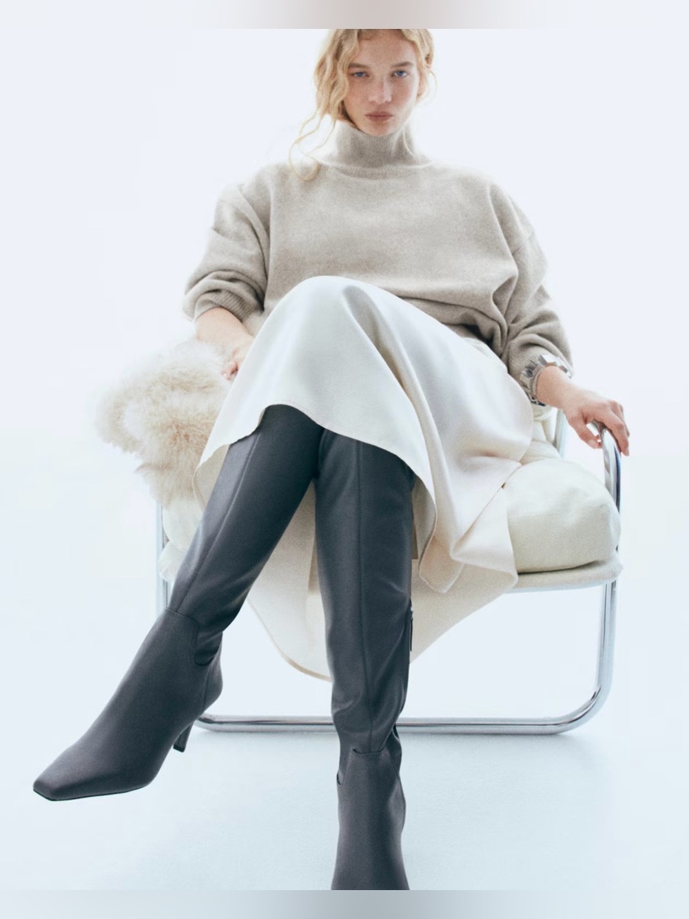H&M Oversized Mock-Turtleneck
Knit Sweater with Side Slits